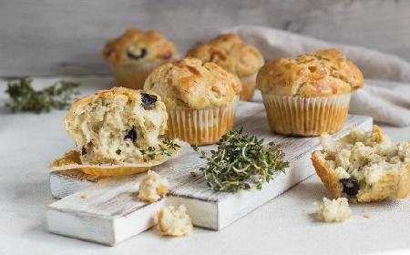 Muffiny z oliwkami, rozmarynem i parmezanem