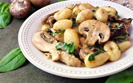 Wegetariańskie gnocchi z pieczarkami i szpinakiem: ekspresowe danie z gotowych klusek