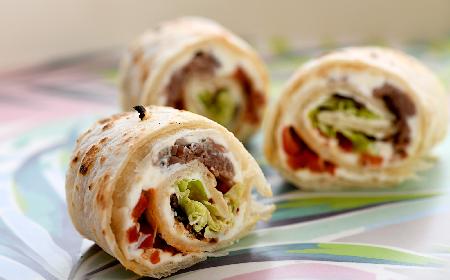 Kolorowe tortille z szarpaną wieprzowiną i warzywami