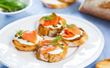 Crostini z łososiem