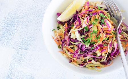 Coleslaw inaczej: przepis na surówkę z białej i czerwonej kapusty