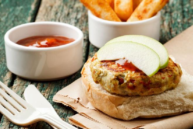 Burgery z indyka ze szpinakiem i mango: sprawdzony przepis
