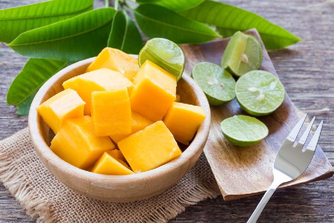 Orzeźwiająca sałatka z owoców mango z gorczycą