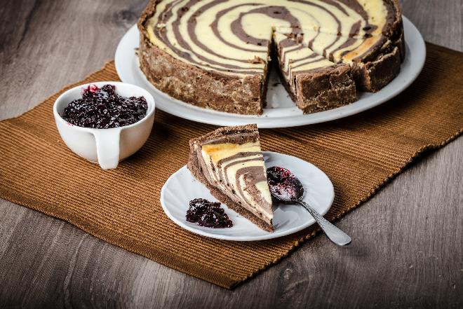 Dwukolorowy sernik z mleka - piękne ciasto bez pieczenia