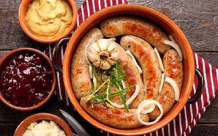 Biała kiełbasa z konfiturą z czerwonej cebuli