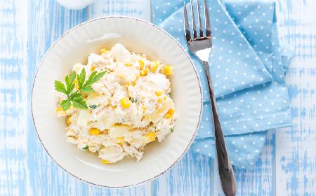 Żółta sałatka na niedzielny stół - z kurczakiem curry, ananasem i kukurydzą