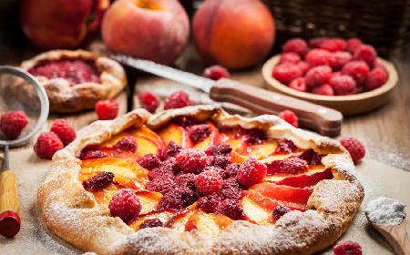Tarta brzoskwiniowo-malinowa: przepis na ciasto z owocami