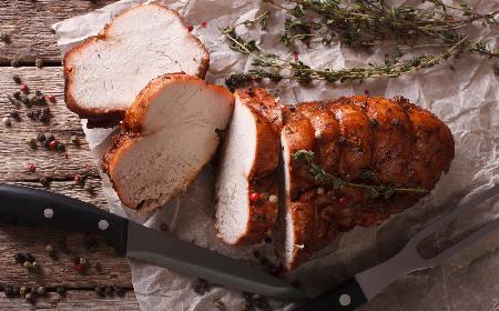 Ziołowy filet z indyka: najlepsza pierś indycza pieczona w maśle ziołowym