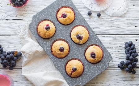 Kukurydziane muffiny z winogronami: przepis na bezglutenowe babeczki z owocami
