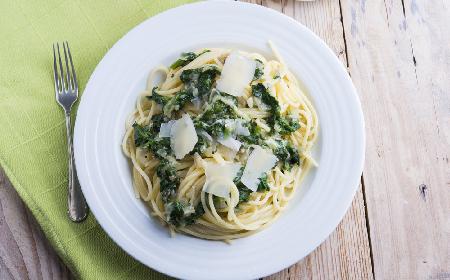 Dania ze świeżego szpinaku - szpinakowy sos do spaghetti