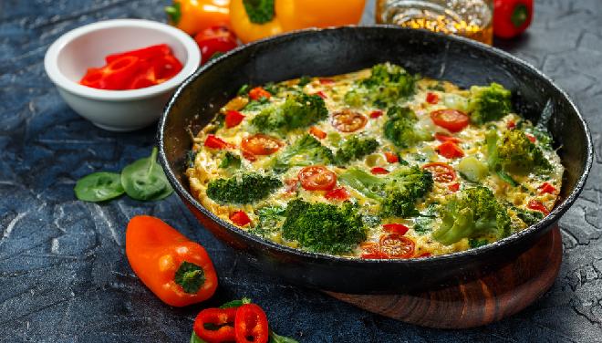 Dietetyczna patelnia: omlet z brokułami, papryką i cebulą