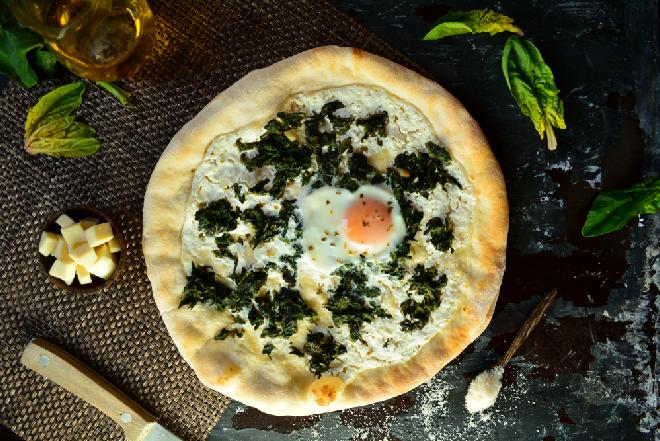 Pizza ze szpinakiem - szybki przepis na pyszną pizzę