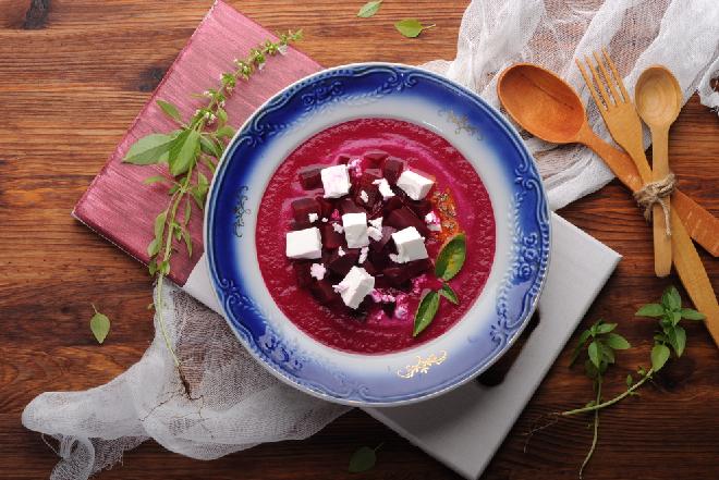 Zupa buraczana z fetą - przepis z menu beszamel