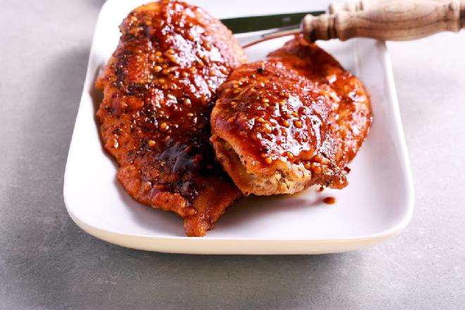 Doskonała pierś kurczaka pieczona w miodzie i sosie sriracha