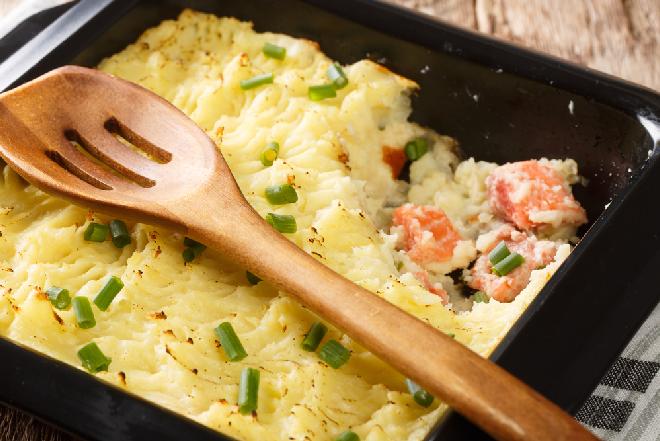 Zapiekanka z puree ziemniaczanego i łososia w sosie śmietanowym: łatwy przepis na obfity obiad