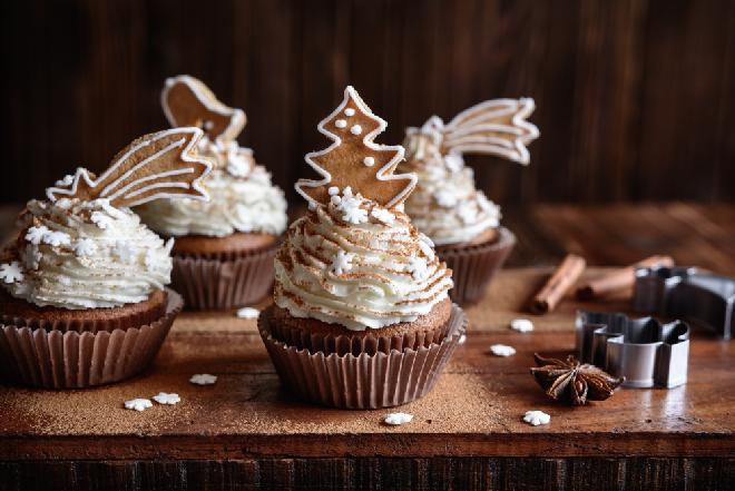 Piernikowe muffiny z bitą śmietaną: przepis na efektowne babeczki korzenne