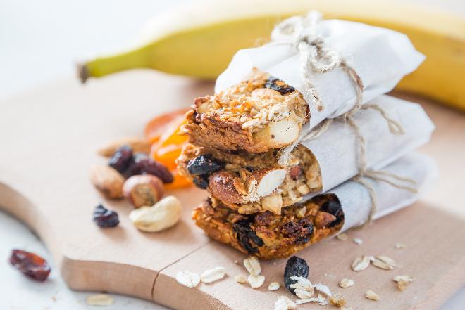 Owsiane batoniki granola z orzechami i suszonymi owocami
