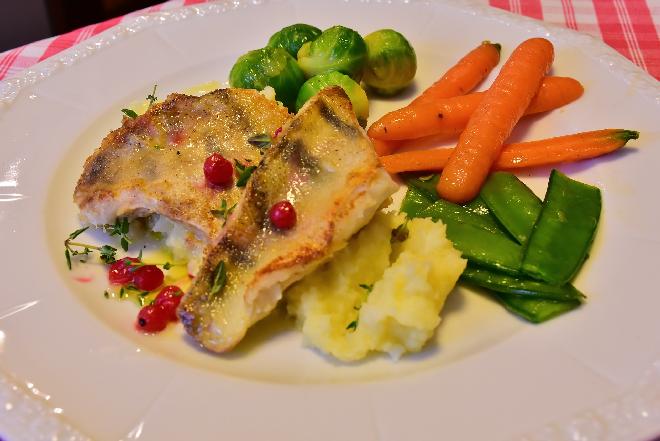 Smażony sandacz z sosem cytrynowym, koperkiem i puree - przepis na obiad