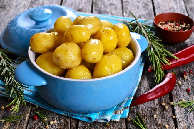 Jak ugotować ziemniaki w mikrofali: przepis na gotowanie ziemniaków w mikrofalówce
